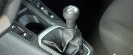 ROULER AU POINT MORT : EST-CE UNE PRATIQUE DANGEREUSE ?